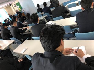 ⑤一生懸命メモをとる学生